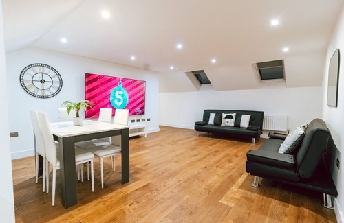 Coulsdon West Apartment | Remarkable, Penthouse - 3-bed Apartment in Purley