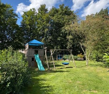 Dahlwitz House | Remise an der Rennbahn - umzäuntes Anwesen mit Parkplätzen, AmzonPrime, Netflix, Wii, PS2