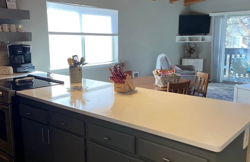 Angel Fire Condo | Remodel Spacious -vaulted 1100 sqft two blocks from slopes-w/d in unit.