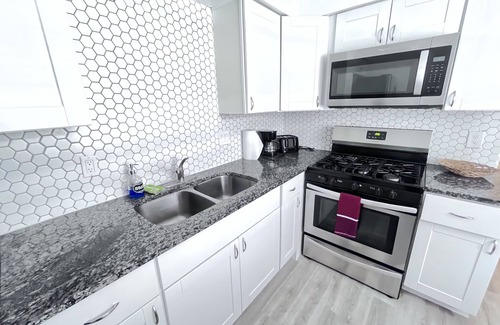 Albuquerque Apartment | Remodeled 2 br apt near hospitals, UNM, stadium, airport, AFB and I-25