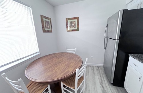 Albuquerque Apartment | Remodeled 2 br apt near hospitals, UNM, stadium, airport, AFB and I-25