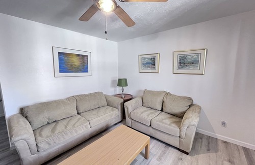 Albuquerque Apartment | Remodeled 2 br apt near hospitals, UNM, stadium, airport, AFB and I-25