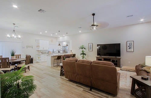 Sun City House | Remodeled, 3 bedrooms, 2.5 ba, 2 cg, golf course community, close to restaurants