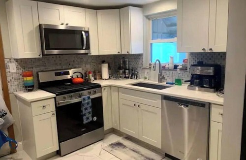 Greenfield House | Remodeled 3BR/1.5B, huge yard, off street pk