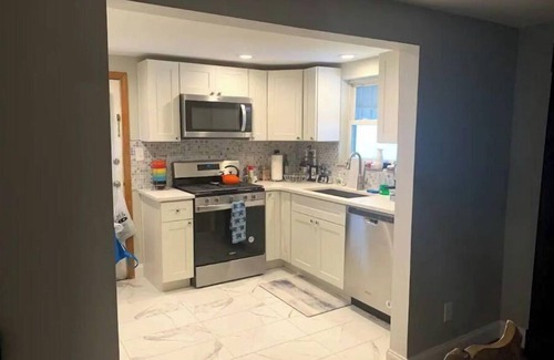 Greenfield House | Remodeled 3BR/1.5B, huge yard, off street pk