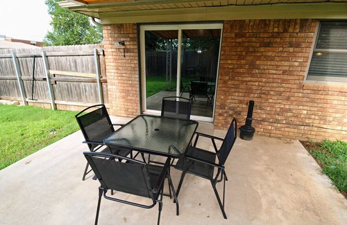Broken Arrow House | Remodeled Broken Arrow Home -Dogs OK -Safe Location -Fully Privacy Fenced Yard
