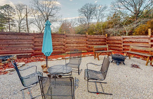 Eureka Springs Cabin | Remodeled cabin in quiet location with firepit, private balcony & smart TV