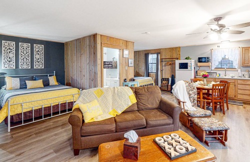 Eureka Springs Cabin | Remodeled cabin in quiet location with firepit, private balcony & smart TV