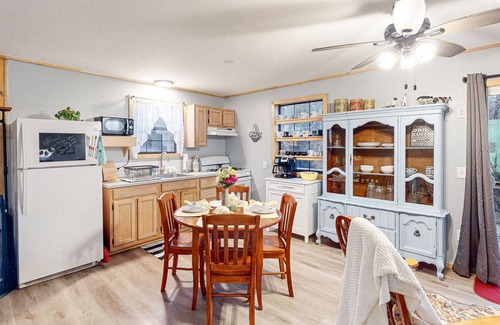 Eureka Springs Cabin | Remodeled cabin in quiet location with firepit, private balcony & smart TV