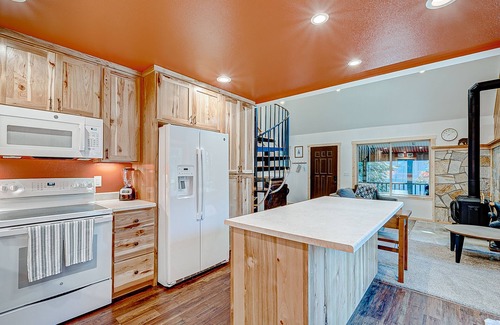 Pla-Vada Woodlands Ski Chalet | Remodeled chalet with private hot tub, bumper pool table & W/D