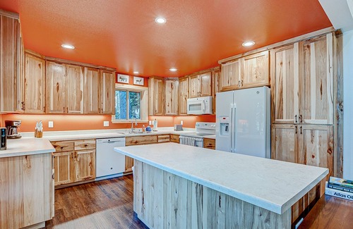 Pla-Vada Woodlands Ski Chalet | Remodeled chalet with private hot tub, bumper pool table & W/D