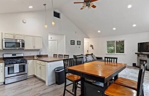 Alyeska House | Remodeled Duplex - Top Floor - Close to Ski Lifts