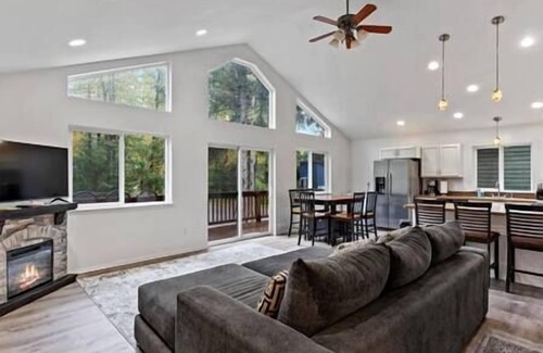 Alyeska House | Remodeled Duplex - Top Floor - Close to Ski Lifts