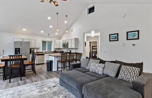 Alyeska House | Remodeled Duplex - Top Floor - Close to Ski Lifts