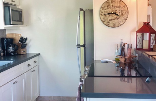 Los Gatos Apartment | Remodeled in Los Gatos, walking to TraderJoes and parks, minutes to downtown.