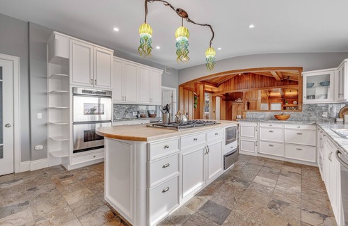 Mendocino House | Remodeled oceanfront home with ocean views, fireplace, jetted tub, washer/dryer