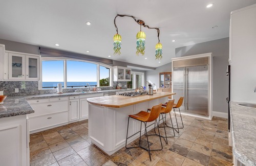 Mendocino House | Remodeled oceanfront home with ocean views, fireplace, jetted tub, washer/dryer