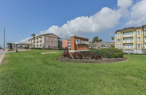 Galveston House | Remodeled Oceanside Retreat