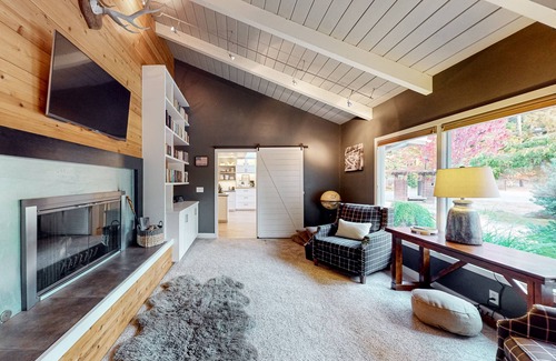 Jacoby Creek House | Remodeled ranch home with hot tub, basketball, 4 fireplaces, firepit, Ping-Pong
