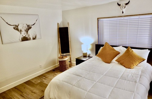 Holiday Shores House | Remodeled river home centrally located-10 min from laughlin 5 min from the water