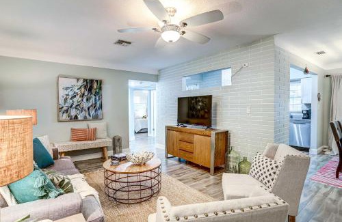 South Pinellas Community Council House | Remodeled St Petersburg Retreat with Hot Tub!