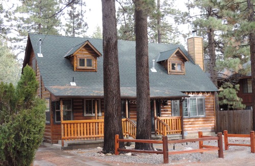 Peter Pan House | Remodeled stylish, 3 bedrooms 2 story log cabin, hottub, sleeps 7 ,PeterPan area
