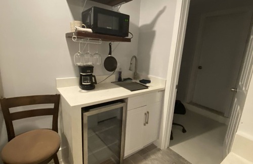 East Fort Lauderdale Cottage | Remodeled Beach Cottage, Queen Bed , Walk to Ocean, Dining & Shops!