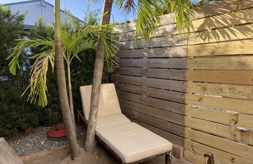 East Fort Lauderdale Cottage | Remodeled Beach Cottage, Queen Bed , Walk to Ocean, Dining & Shops!