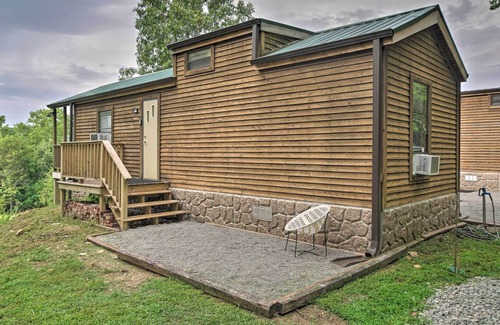 Oak Grove Cabin | Remote Cabin Getaway - Steps to Table Rock Lake!