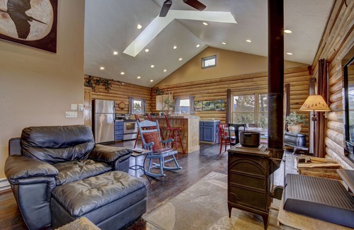 Hartsel Cabin | Remote Log Cabin Artist Retreat - comfort, serenity - spectacular views!