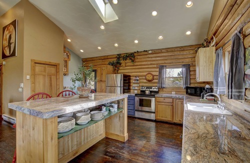 Hartsel Cabin | Remote Log Cabin Artist Retreat - comfort, serenity - spectacular views!