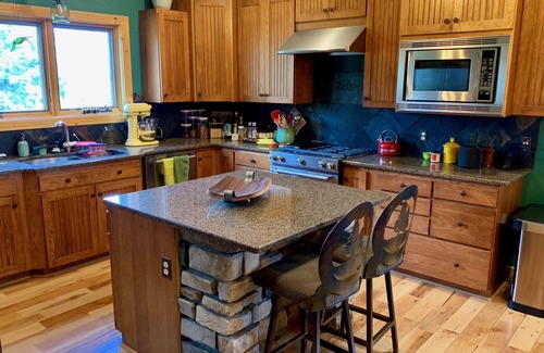 Pleasant Park Corridor Cabin | Remote Work Retreat - Mountain Lodge with Fast Starlink WiFi