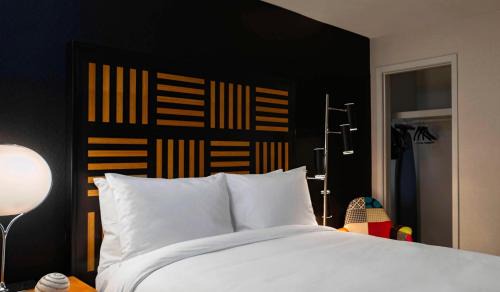 Downtown Des Moines Hotel | Renaissance Des Moines Savery Hotel