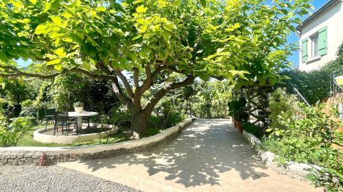 Cheval-Blanc Apartment | Rendez-vous au soleil de Provence - gite 4 personnes 80m2 - coin jardin - climatisation