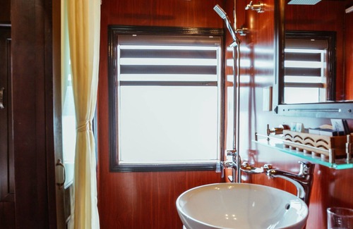 Hon Gai Boat Rental | Renea Cruises Halong