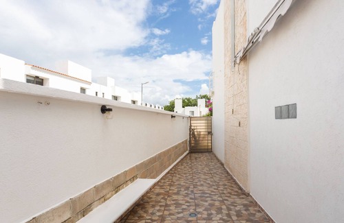 Cancun House | Renewed 3 BR house WiFi Gym Pools Patio &Parking