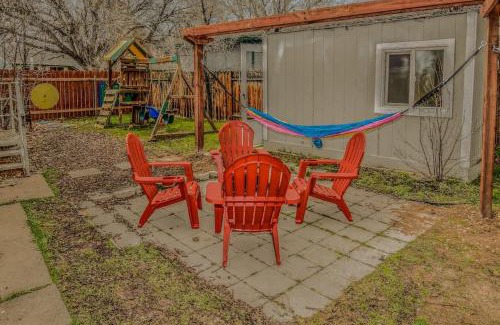 West University House | Reno Retreat 3 King Beds by Casinos and University