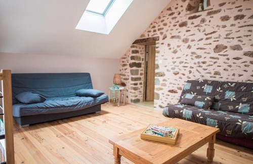 Saint-Leonard-des-Bois Cottage | Renovated Countryside Longère: 15 Guests, Gardens, Close to Outdoor Activities