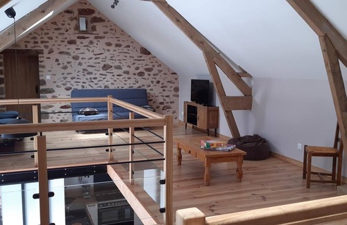 Saint-Leonard-des-Bois Cottage | Renovated Countryside Longère: 15 Guests, Gardens, Close to Outdoor Activities