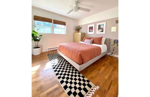 Myrtle Grove House | Renovated 1970’s Brick Rancher - 10 miles to the beach!