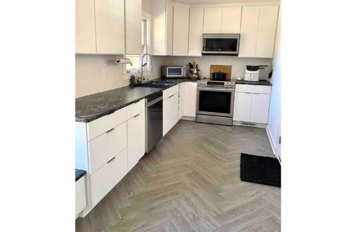 Myrtle Grove House | Renovated 1970’s Brick Rancher - 10 miles to the beach!