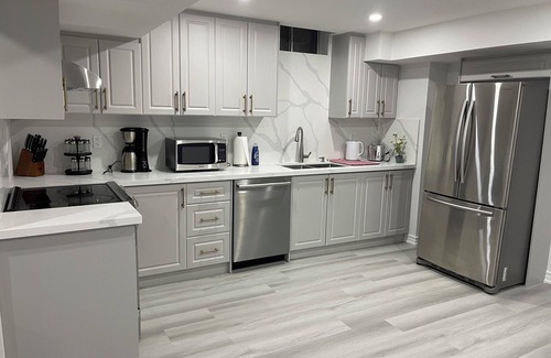 Richmond Hill House | Renovated 2 Bedroom Lower Unit In Richmond Hill's Finest Location.