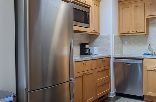 Presidio Heights Apartment | Renovated 2 bedroom w/Rooftop Patio in beautiful Presidio Heights Victorian