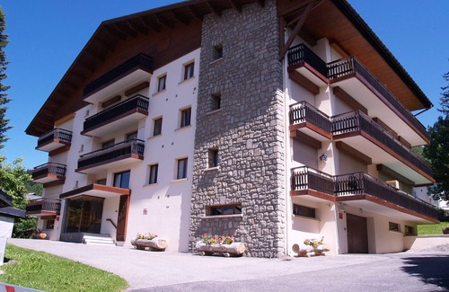 Le Planellet Apartment | Renovated 2-Bedroom Apartment in Megève Centre with Balcony, Fireplace, and Covered Parking