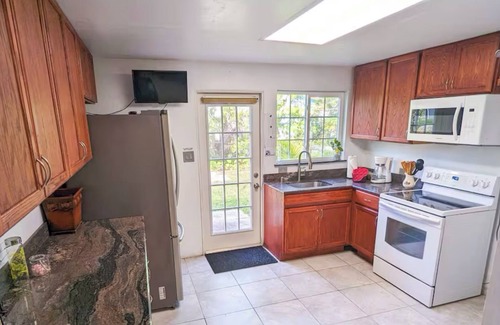 West Park House | Renovated 2-bedroom house in West Park with AC