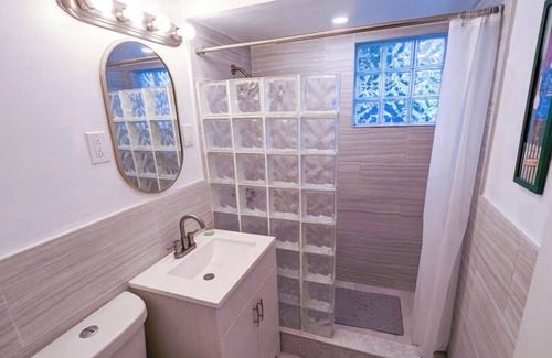 West Park House | Renovated 2-bedroom house in West Park with AC