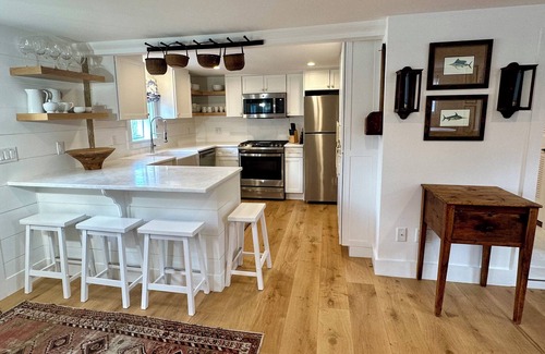 Nantucket Town House | Renovated 2024, Blocks From the Inner Harbor/Downtown - King, Twins, Pull out.