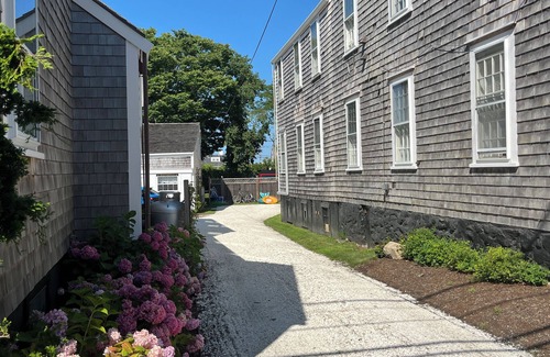 Nantucket Town House | Renovated 2024, Blocks From the Inner Harbor/Downtown - King, Twins, Pull out.