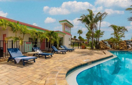 Bay Esplanade Apartment | Renovated 2025 - Retro Beach Oasis with Color Pop