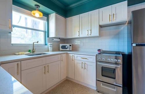 Bay Esplanade Apartment | Renovated 2025 - Retro Beach Oasis with Color Pop